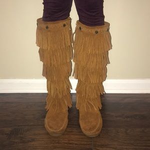 Minnetonka five fringe zip boots